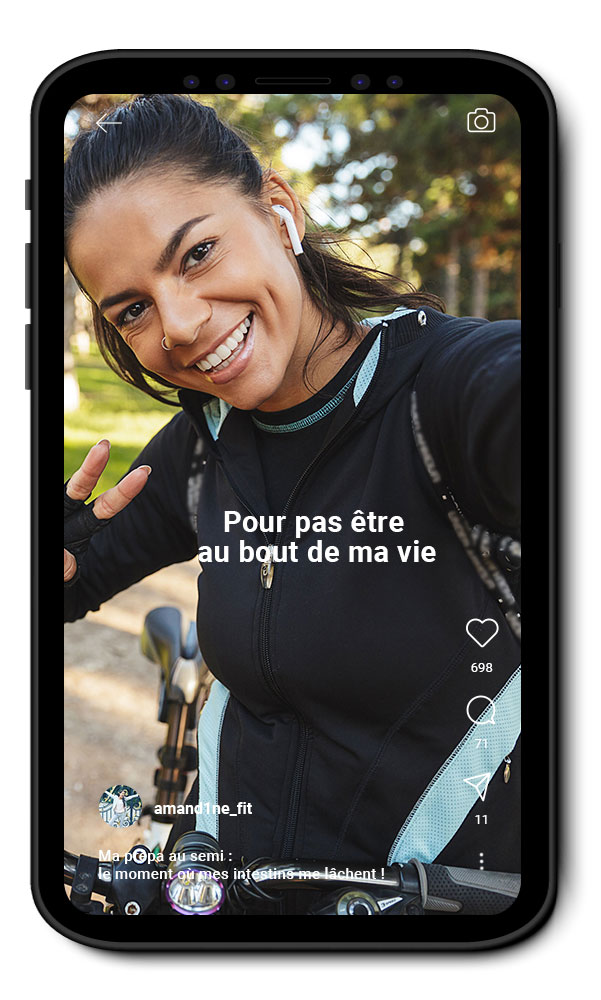 Cycliste souriante faisant un selfie